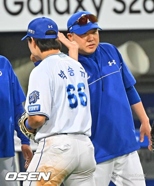 [OSEN=대구, 이석우 기자] 13일 대구삼성라이온즈파크에서 2026 신한 SOL KBO 리그 삼성 라이온즈와 SSG 랜더스의 경기가 열렸다. 홈팀 삼성은 후라도가, 방문팀 SSG는 베니지아노가 선발 출전했다. 삼성 라이온즈 박진만 감독이 SSG 랜더스에 7-6으로 역전승하고 박승규와 기쁨을 나누고 있다. 2026.06.13 / foto0307@osen.co.kr