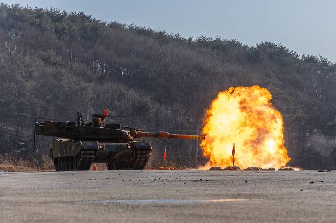 육군 2기갑여단 전술훈련에서 K-1A2 전차가 포탄을 발사하고 있다. 세계일보 자료사진