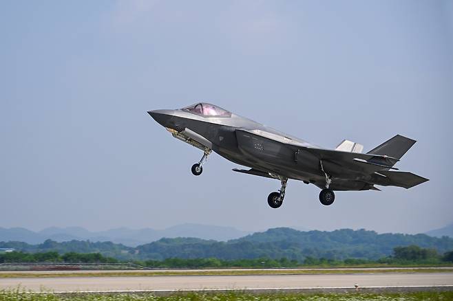 공군 F-35A 전투기가 ‘2026 소링 이글(Soaring Eagle)’ 훈련에 참가, 이륙을 하고 있다. 공군 제공