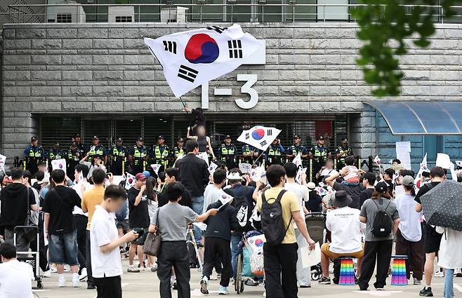 6·3 지방선거 투표지 부족 사태를 규탄하며 재선거를 요구하는 ‘잠실 개표소 봉쇄 시위’가 계속되고 있는 7일 서울 송파구 올림픽공원 핸드볼경기장 앞에서 부정선거를 주장하는 시민들이 구호를 외치고 있다. 연합뉴스