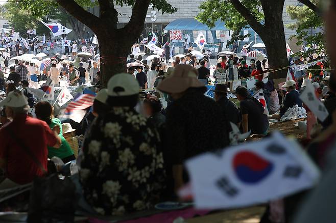 6·3 지방선거 투표용지 부족 사태를 규탄하는 ‘개표소 봉쇄 시위’가 이어진 12일 서울 송파구 올림픽공원 핸드볼경기장 앞에서 참가자들이 구호를 외치고 있다. 연합뉴스