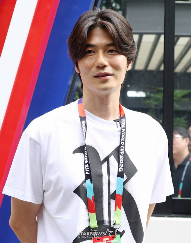 대한민국 축구 국가대표팀이 2026 북중미월드컵을 하루 앞준 10일, 멕시코 과달라하라 치바스 베르데 바예에서 훈련을 진행했다.  기성용이 훈련장을 찾아 취재진 인터뷰에 응하고 있다. /사진=김진경 대기자