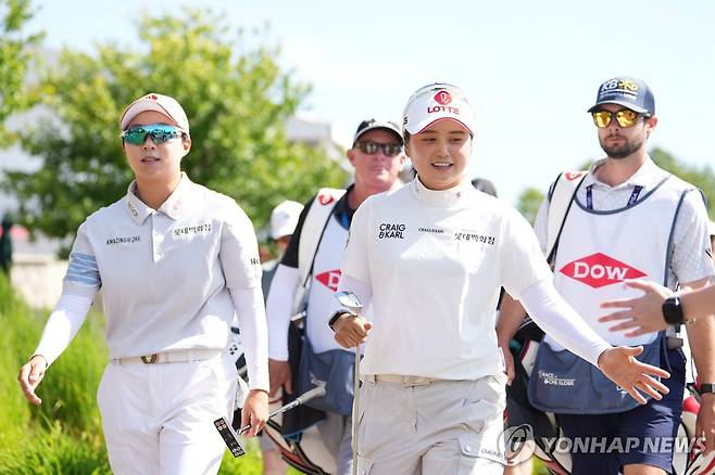 환한 표정을 짓는 김효주(왼쪽)와 최혜진 [Getty Images via AFP=연합뉴스]