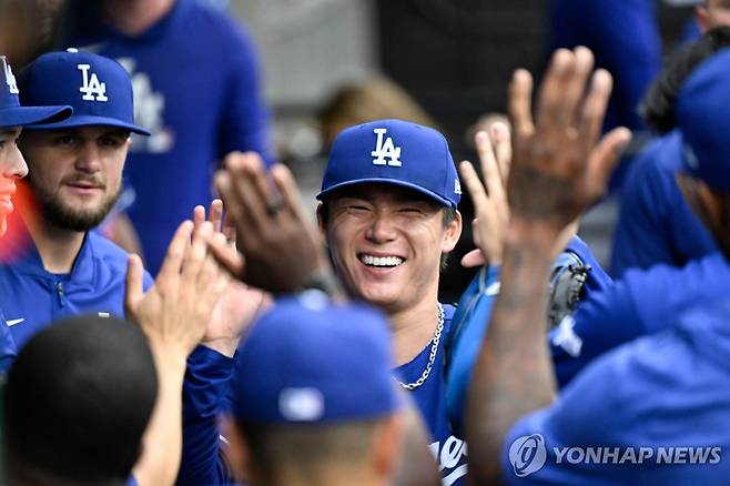 강판 후 동료들의 축하 받는 야마모토  [AP=연합뉴스]