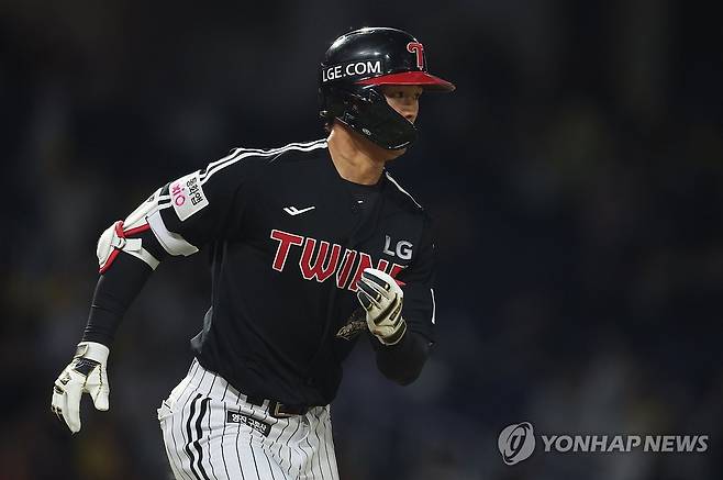 LG 이영빈 안타 (창원=연합뉴스) 김동민 기자 = 8일 경남 창원NC파크에서 열린 프로야구 2026 KBO리그 LG 트윈스와 NC 다이노스의 경기. 5회 초 1사 1루 상황 LG 9번 이영빈이 안타를 치고 달리고 있다. 2026.4.8 image@yna.co.kr