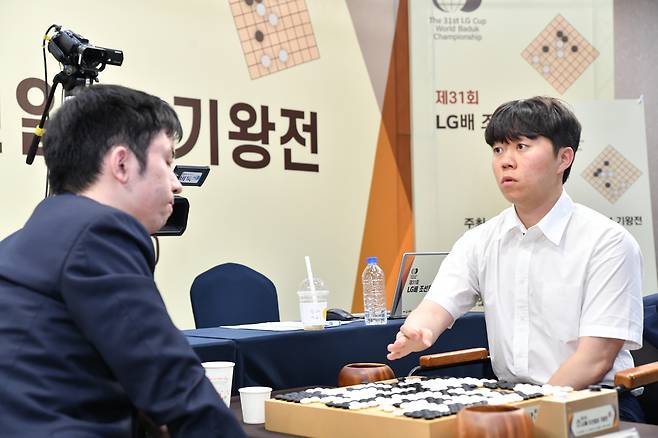 신민준 9단이 대국 후 왕싱하오 9단과 복기하고 있다. [한국기원 제공. 재판매 및 DB 금지]