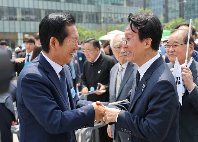 김민석 국무총리와 더불어민주당 정청래 대표가 지난 10일 오전 서울 종로구 광화문광장에서 열린 제100주년 6ㆍ10 만세운동 기념식이 끝난 뒤 대화하고 있다. /연합뉴스