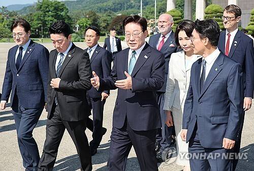 주요7개국(G7) 정상회의 참석과 유럽 순방을 위해 출국하는 이재명 대통령이 9일 성남 서울공항에서 공군 1호기로 이동하며 김민석 국무총리와 대화하고 있다./연합뉴스
