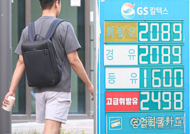 15일 대구 도심의 한 주유소 유가정보 안내판에 휘발유와 경유 가격이 모두 ℓ당 2천 원을 웃돌고 있다. 미·이란 종전 합의로 국제유가는 하락세를 보이고 있지만, 운송·정제·재고 주기 등으로 국내 주유소 가격 안정까지는 시간이 걸릴 전망이다. 안성완 기자 asw0727@imaeil.com