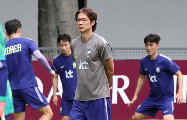 2026 북중미 월드컵 1차전에서 승리하고 멕시코와 2차전을 앞둔 한국 축구 국가대표팀의&nbsp;홍명보&nbsp;감독이 14일(현지시간) 멕시코 과달라하라 인근 사포판의 치바스 바예 베르데에서 팀 훈련을 지켜보며 생각에 잠겨 있다.&nbsp; 연합뉴스