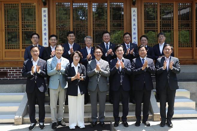 위성곤 제주도지사 당선인(앞줄 맨 왼쪽)은 15일 국무총리 공관에서 열린 광역단체장 당선인 간담회에 참석했다.