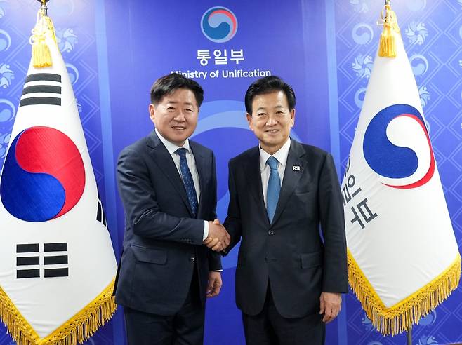 오영훈 제주도지사가 지난해 11월 정동영 통일부 장관을 만나 제주도 차원의 대북교류협력사업을 요청했다. 제주도는 통일부 승인 아래 지난 5월 의료기기와 재선충병 방제약, 한라봉 묘목 등을 북측에 지원했다.