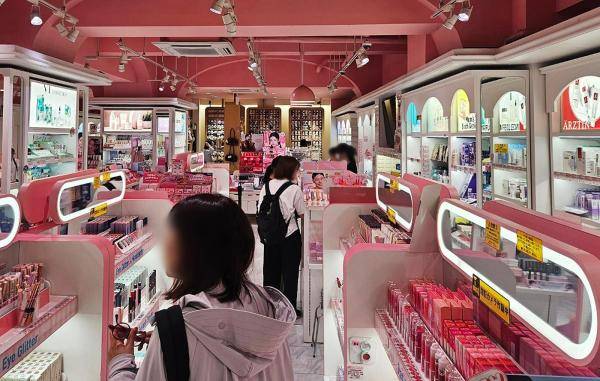 도쿄 신오쿠보의 한 화장품 매장에서 일본 여성들이 한국 화장품을 구매하는 모습 사진홍승완 기자