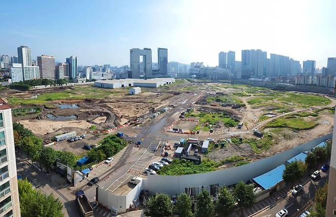 서울주택도시개발공사(SH)가 용산국제업무지구 토지 매각이 지연될 경우 대규모 적자가 장기화될 것이라는 우려를 최근 서울시에 표명한 것으로 확인됐다. 사진은 용산국제업무지구 전경. 대한경제DB.