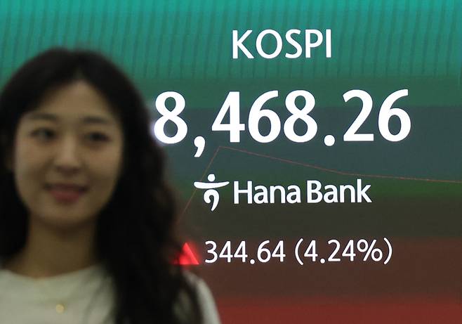 코스피가 미·이란 전쟁 종전합 의에 힘입어 상승 출발한 15일 서울 중구 하나은행 딜링룸 현황판에 코스피가 표시되고 있다.(사진= 연합뉴스)
