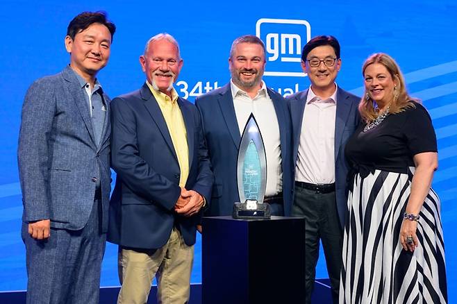 HL만도는 최근 미국 텍사스주 오스틴에서 열린 GM '2025 올해의 우수 협력사(Supplier of the Year)' 시상식에서 수상 기업 명단에 이름을 올렸다. (사진 왼쪽부터) HL만도 강종구 세일즈 디렉터, 에릭 슬로슨(Eric Slauson) 생산팀장, 제프 폰티우스(Jeff Pontius) R&D 디렉터, 김재혁 부사장, GM 킴벌리 하우트(Kimberley Huot) 글로벌 섀시 구매 디렉터. / HL만도