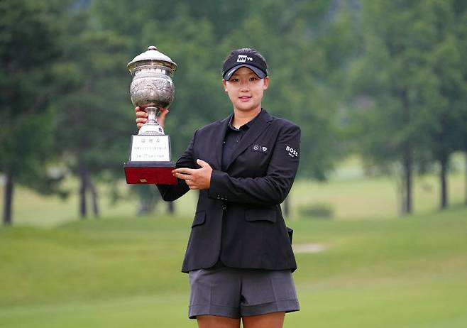 김민솔이 한국여자오픈을 제패한 뒤 우승트로피를 들어 올리고 있다. (사진=이데일리 골프in 조원범 기자)