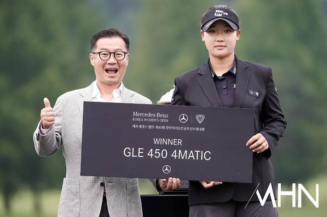 우승 부상으로 벤츠 차량 받은 김민솔
