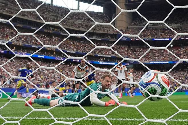 Germany goalkeeper Manuel Neuer (1) is beaten by a shot from Curacao's Livano Comenencia (8) for the opening goal during the World Cup Group E soccer match between Germany and Curacao in Houston, Sunday, June 14, 2026. (AP Photo/Eric Gay)  〈저작권자(c) 연합뉴스, 무단 전재-재배포, AI 학습 및 활용 금지〉