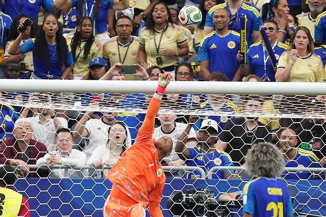 Curacao goalkeeper Eloy Room saves during the World Cup Group E soccer match between Germany and Curacao in Houston, Sunday, June 14, 2026. (AP Photo/Eric Gay)  〈저작권자(c) 연합뉴스, 무단 전재-재배포, AI 학습 및 활용 금지〉