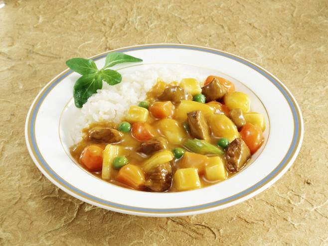 카레 요리의 노란색을 띠게 하는 강황에는 커큐민이라는 폴리페놀 성분이 들어있다. 항암 효과가 있는 커큐민은 후추와 같이 먹었을 때 흡수율이 높아진다. 사진=클립아트코리아