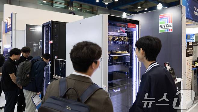 24일 서울 강남구 코엑스에서 열린 '2025 월드 IT쇼'를 찾은 관람객들이 부스를 둘러보고 있다. 'AI로 디지털 대전환, 과학기술로 미래 선도'를 슬로건으로 열린 이번 월드 IT쇼는 오는 26일까지 코엑스에서 열린다. 2025.4.24 ⓒ 뉴스1 이승배 기자
