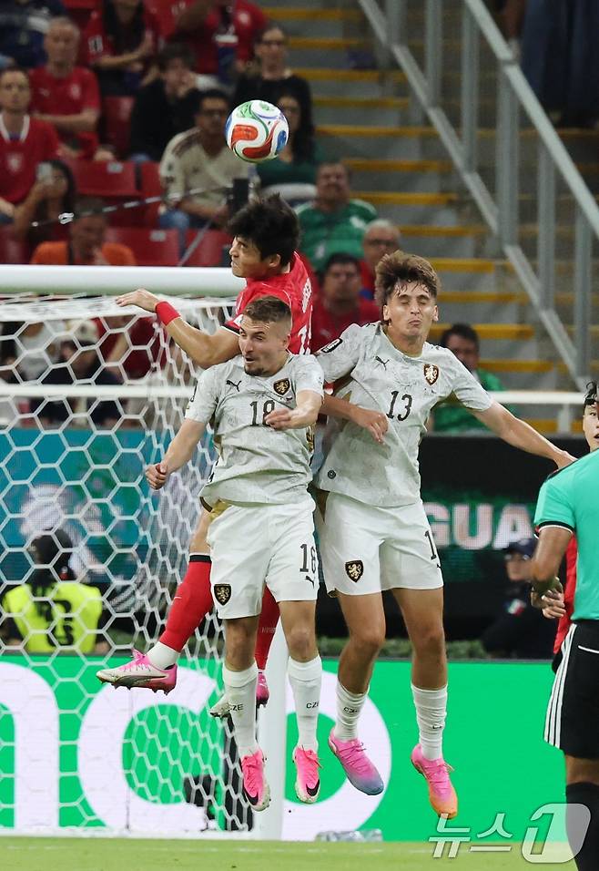대한민국 축구국가대표팀 박진섭이 11일(현지시간) 멕시코 할리스코주 사포판 과달라하라 스타디움에서 열린 2026 북중미 월드컵 A조 조별리그 1차전 대한민국과 체코의 경기에서 헤딩을 하고 있다. 이날 경기는 대한민국이 체코를 상대로 2-1로 승리했다. 2026.6.12 ⓒ 뉴스1 임세영 기자