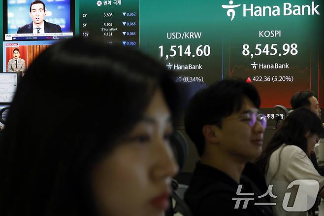 미국과 이란의 중동 전쟁 종전 양해각서(MOU) 합의 소식이 전해진 15일 서울시 중구 하나은행 딜링룸 전광판에 코스피 등 종가가 표시되고 있다. 2026.6.15 ⓒ 뉴스1 박정호 기자