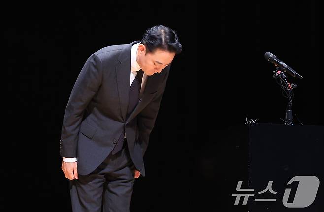 홍정도 중앙그룹 부회장이 15일 서울 마포구 중앙일보빌딩에서 계열사 기업회생절차 신청과 관련해 입장을 발표 전 고개숙여 사과를 하고 있다. 2026.6.15 ⓒ 뉴스1 이호윤 기자