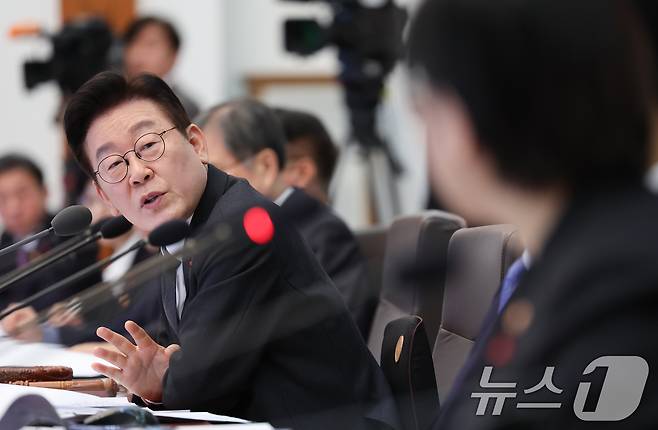 이재명 대통령이 27일 청와대에서 열린 국무회의에서 정은경 보건복지부 장관에게 질의하고 있다. 2026.1.27 ⓒ 뉴스1 이재명 기자