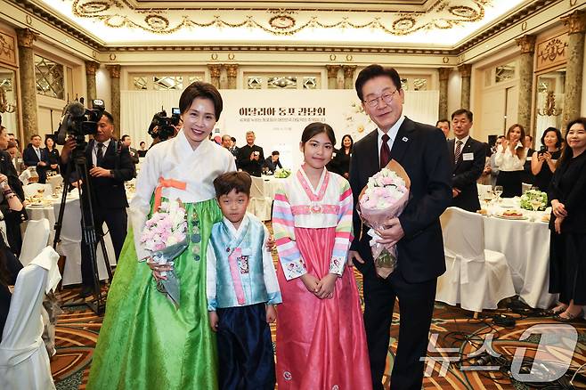 이재명 대통령과 김혜경 여사가 15일(현지시간) 이탈리아 로마 한 호텔에서 열린 동포 오찬간담회에서 화동에게 꽃다발을 전달 받은 후 기념촬영 하고 있다. 2026.6.15 ⓒ 뉴스1 허경 기자