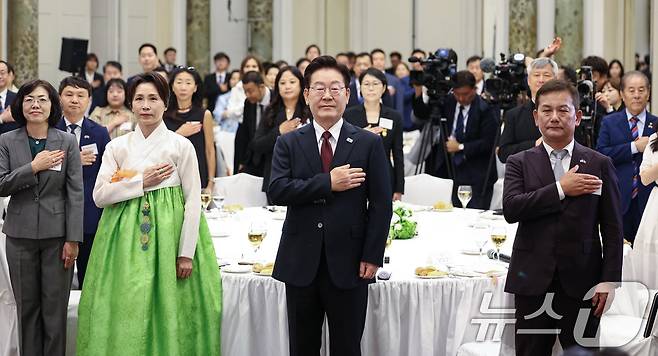 이재명 대통령과 김혜경 여사가 15일(현지시간) 이탈리아 로마 한 호텔에서 열린 동포 오찬간담회에서 국민의례를 하고 있다. 2026.6.15 ⓒ 뉴스1 허경 기자