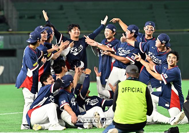 대한민국 야구대표팀의 문보경(가운데)이 9일 일본 도쿄 도쿄돔에서 열린 2026 WBC 조별리그 호주와의 경기에서 7-2로 승리해 극적으로 미국 마이애미에서 열리는 8강전 진출을 확정한 뒤 동료들과 기념촬영을 하고 있다. 도쿄(일본) | 박진업 기자 upandup@sportsseoul.com