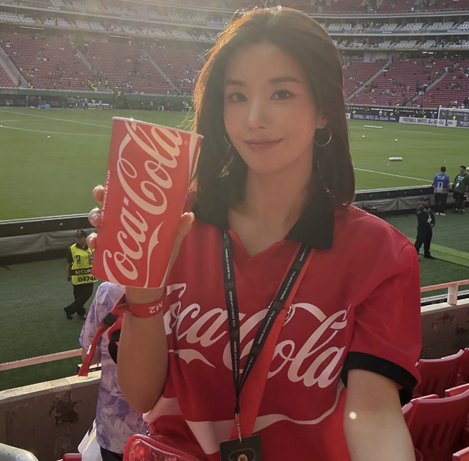 Singer Kwon Eun-bi has garnered attention by sharing glimpses of her relaxed daily life in Mexico, where she visited to cheer on the 2026 CONCACAF World Cup. Kwon Eun-bi communicated with fans by posting photos taken on location in Mexico via her social media.In the released photos, Kwon Eun-bi showcased a trendy style by pairing a gray sleeveless T-shirt with khaki wide-leg pants. After finishing her rest in Mexico, Kwon Eun-bi is scheduled to appear at the 35th Seoul Music Awards, which will be held at the Incheon Inspire Arena on the 20th.