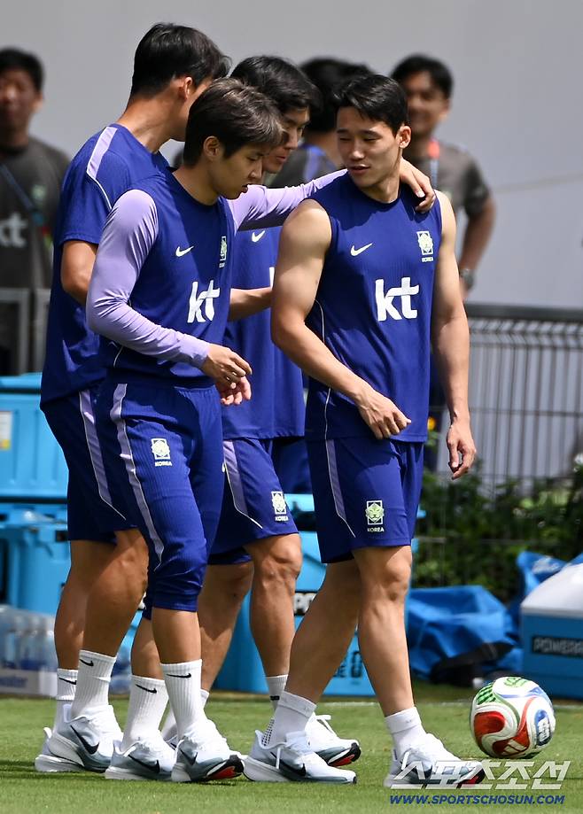2026 북중미 월드컵 체코전에서 승리한 대한민국 월드컵 대표팀이 13일(한국시각) 멕시코 과달라하라 인근 사포판 월드컵대표팀 베이스캠프 훈련장 치바스 베르데 바예에서 회복 훈련을 가졌다. 발걸음을 옮기는 이강인과 이태석의 모습. 사포판(멕시코)=허상욱 기자wook@sportschosun.com/2026.06.13/