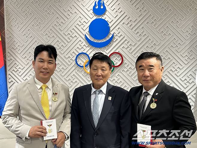 김형대(뉴트리디데이 대표) 후원회장, 나랑바트르 올림픽 위원회 부회장, 김광수 일구회 회장(왼쪽부터). 사진제공=일구회