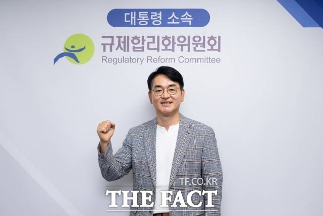 박용진 대통령 직속 규제합리화위원회 부위원장이 지난 10일 오후 서울 중구 부영태평빌딩에 마련된 규제합리화위원회 사무실에서 <더팩트>와 인터뷰에 앞서 포즈를 취하고 있다. /박헌우 기자