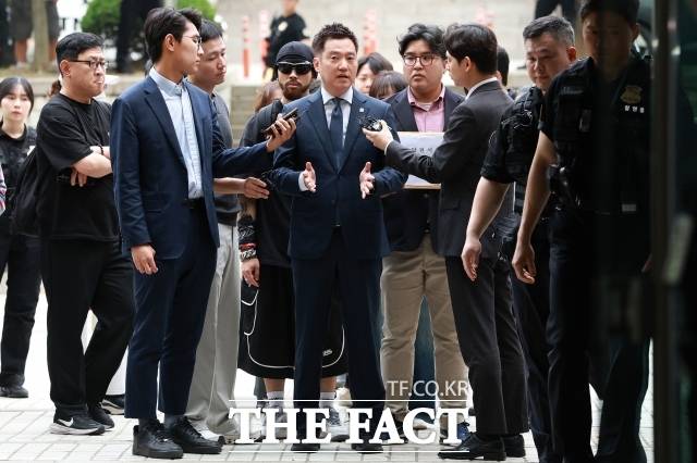 김세의 가로세로연구소 대표가 지난달 서울 서초구 서울중앙지법에서 열린 구속 전 피의자 심문(영장실질심사)에 출석하며 취재진의 질의에 답하고 있다. 경찰과 검찰 수사 과정에서 허위사실 유포, 자료 편집 및 AI 음성 조작 의혹 등이 확인됐고, 법원 역시 증거인멸 우려 등을 이유로 구속영장을 발부했다. /박상민 기자