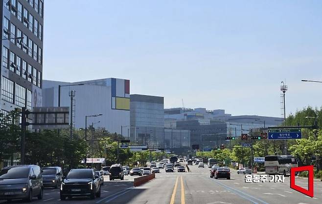 삼성전자 평택캠퍼스 인근 고덕국제신도시 상가 주변으로 출근하는 차량들로 분주하다. 2026.04.24 윤동주 기자