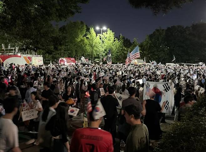 6·3 지방선거 투표용지 부족 사태로 촉발된 잠실 개표소 봉쇄 시위가 주말을 앞두고 12일 저녁 다시 규모를 커져 인파로 북적이고 있다. 2026.6.12 연합뉴스