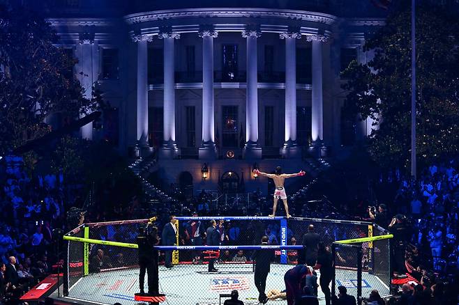 14일 워싱턴 D.C. 백악관 남쪽 잔디밭에서 열린 종합격투기 대회 ‘UFC 프리덤 250’에서 브라질의 디에고 로페스가 승리를 기뻐하고 있다./AFP 연합뉴스
