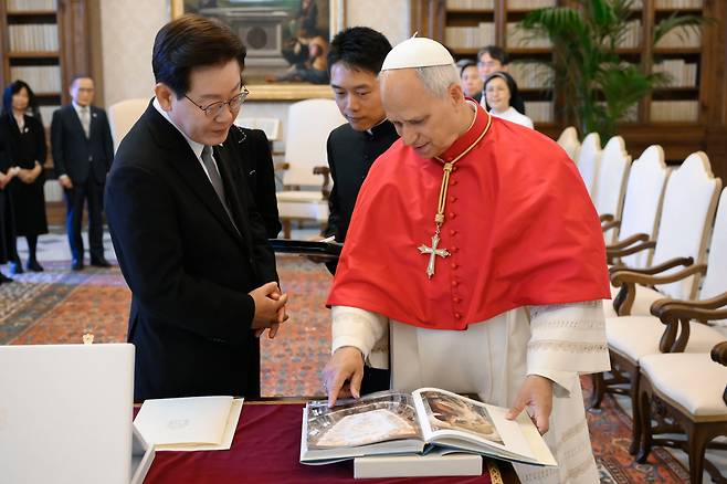 이재명 대통령과 레오 14세 교황이 15일(현지시간) 바티칸 교황궁에서 대화를 하고 있다./Vatican Media