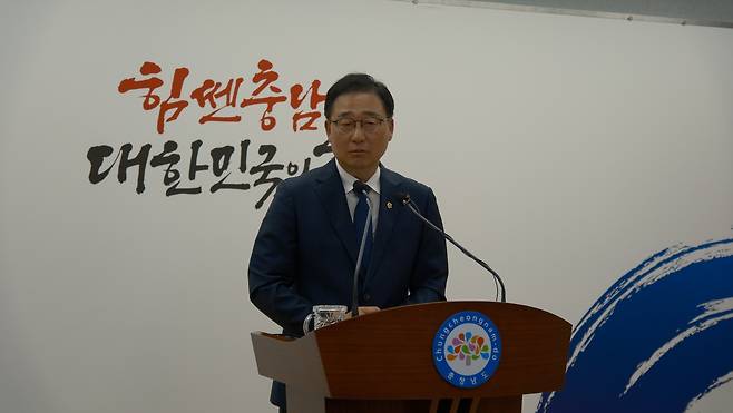 김선태 '통(通)하는 충남 준비위원회' 대변인은 15일 충남도청 브리핑룸에서 열린 첫 정례브리핑에서 행정통합과 관련해 "결론적으로 말씀드리자면 지금 행정통합에 대한 방향이나 의지 자체가 특별하게 변한 것은 없다"고 말했다. 윤신영 기자