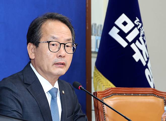 더불어민주당 강준현 수석대변인이 지난 12일 국회에서 현안 관련 기자간담회를 열고 있다. 연합뉴스