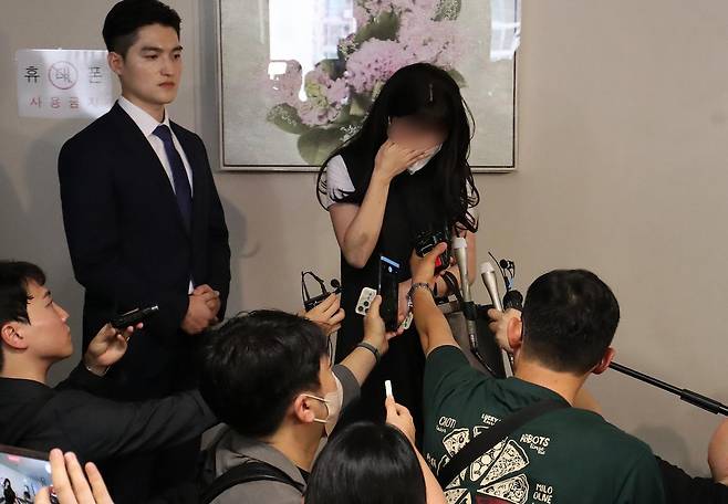 2023년 6월 12일 부산고등법원에서 진행된 항소심 선고공판 이후 ‘부산 돌려차기 사건’ 피해자 김진주 씨가 “(가해자가) 출소하면 50(살)인데 저렇게 대놓고 보복하겠다는 사람을 안 지켜주면 저는 어떻게 살라는 거냐”고 심경을 밝히고 있다. 부산=뉴스1