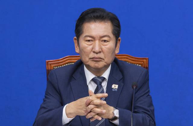 정청래 더불어민주당 대표가 15일 국회에서 열린 최고위원회의에서 강득구 최고위원의 발언을 듣고 있다. [연합뉴스]