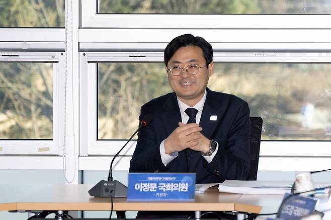 지난 1월 28일 서울 여의도 국회 의원회관에서 열린 비공개 디지털자산 TF 회의에서 의원들과 대화하고 있는 이정문 더불어민주당 디지털자산 TF 위원장. 뉴스1