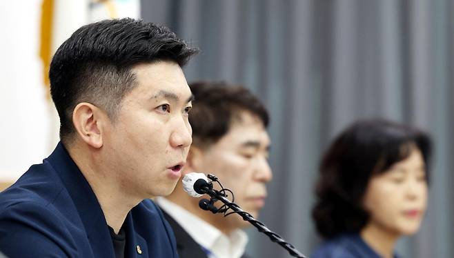 6·3 지방선거 투표용지 부족 사태에 항의하는 개표소 봉쇄 시위가 11일째 이어지고 있는 15일 유승민 대한체육회장이 서울 송파구 올림픽파크텔에서 기자회견을 열어 핸드볼경기장 사무공간 출입 제한 문제에 대해 발언하고 있다. 뉴시스