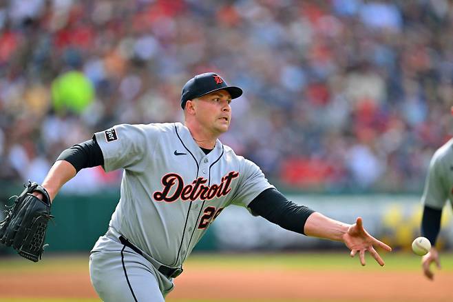 <yonhap photo-2627=""> CLEVELAND, OHIO - JUNE 13: Starting pitcher Tarik Skubal #29 of the Detroit Tigers throws to first during the fourth inning against the Cleveland Guardians at Progressive Field on June 13, 2026 in Cleveland, Ohio. Jason Miller/Getty Images/AFP (Photo by Jason Miller / GETTY IMAGES NORTH AMERICA / Getty Images via AFP)/2026-06-14 08:13:04/ <저작권자 ⓒ 1980~2026 ㈜연합뉴스. 무단 전재 재배포 금지, AI 학습 및 활용 금지></yonhap>