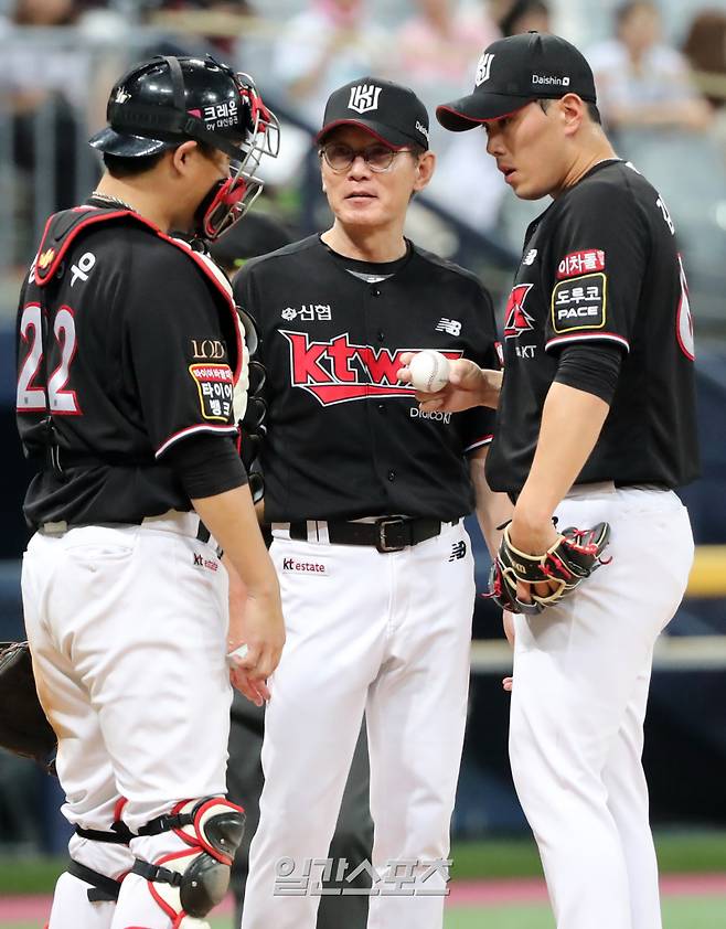 2023 KBO 프로야구 키움히어로즈와 kt위즈의 경기가 12일 오후 서울 고척스카이돔에서 열렸다. 9회말 2사 2루 이강철 감독이 마운드에 올라 김재윤과 포수 장성우와 얘기를 나누고 있다. 고척=김민규 기자 mgkim1@edaily.co.kr /2023.07.12/